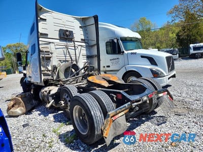 Trzecie zdjęcie samochodu z tyłu: 2020 VOLVO VNL SEMI TRUCK VIN:4V4NC9EH3LN263711 - miniatura