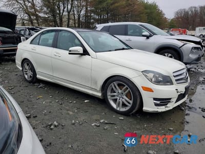 Czwarte zdjęcie samochodu z boku: 2012 MERCEDES-BENZ C 300 4MATIC VIN:WDDGF8BB6CA610838 - miniatura