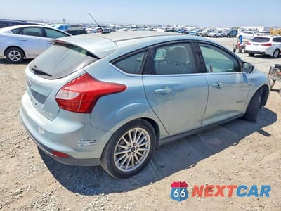 Trzecie zdjęcie samochodu z tyłu: 2014 FORD FOCUS BEV VIN:1FADP3R44EL281770 - miniatura