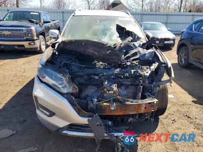 Piąte zdjęcie samochodu w środku: 2019 NISSAN ROGUE SV VIN:JN8AT2MVXKW395354 - miniatura