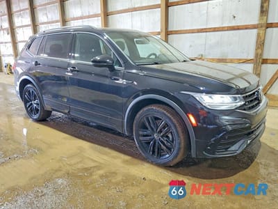 Czwarte zdjęcie samochodu z boku: 2022 VOLKSWAGEN TIGUAN SE R-LINE BLACK VIN:3VV8B7AX5NM083027 - miniatura