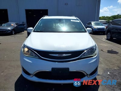 Piąte zdjęcie samochodu w środku: 2017 CHRYSLER PACIFICA TOURING L VIN:2C4RC1BG8HR831391 - miniatura