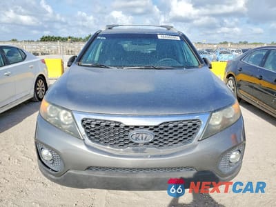 Piąte zdjęcie samochodu w środku: 2012 KIA SORENTO LX VIN:5XYKT3A63CG206447 - miniatura