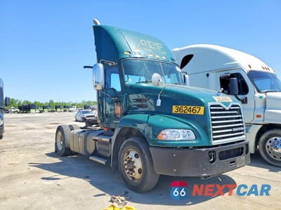 2017 MACK CXU612 SEMI TRUCK 1M1AW01XXHM009775 - główne zdjęcie licytacji z USA - miniatura