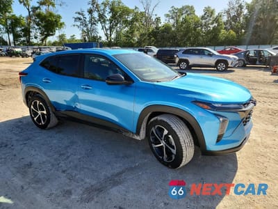 Czwarte zdjęcie samochodu z boku: 2025 CHEVROLET TRAX 1RS VIN:KL77LGEP9SC330903 - miniatura