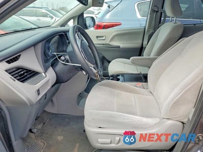 Zdjęcie 7 z 13 samochodu: 2018 TOYOTA SIENNA LE VIN:5TDKZ3DC6JS905376 - miniatura