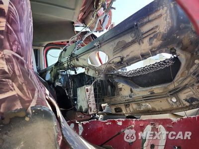 Piąte zdjęcie samochodu w środku: 2017 FREIGHTLINER CASCADIA 125 SEMI TRUCK VIN:3AKNGEDR3HDHT5237 - miniatura