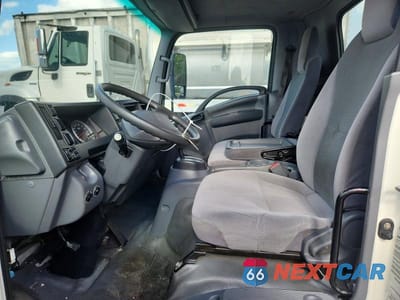 Piąte zdjęcie samochodu w środku: 2019 ISUZU NPR HD BOX TRUCK VIN:JALC4W161K7010715 - miniatura
