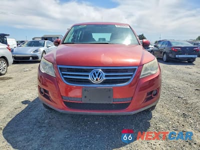 Piąte zdjęcie samochodu w środku: 2010 VOLKSWAGEN TIGUAN S VIN:WVGAV7AX4AW000474 - miniatura