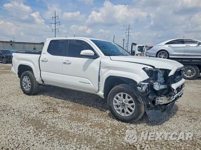 Czwarte zdjęcie samochodu z boku: 2025 TOYOTA TACOMA SR5 VIN:3TMLB5JNXSM191263 - miniatura