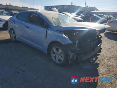 Czwarte zdjęcie samochodu z boku: 2013 HYUNDAI ELANTRA GLS VIN:KMHDH4AE8DU543604 - miniatura