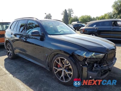 Czwarte zdjęcie samochodu z boku: 2025 BMW X5 XDRIVE50E VIN:5UX43EU04S9X77889 - miniatura