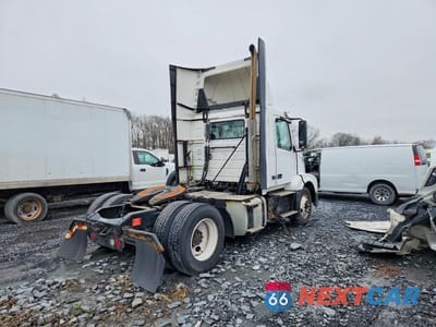 Czwarte zdjęcie samochodu z boku: 2018 VOLVO VNL SEMI TRUCK VIN:4V4N39TG5JN892801 - miniatura