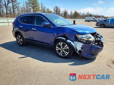 Czwarte zdjęcie samochodu z boku: 2019 NISSAN ROGUE SV VIN:5N1AT2MV1KC825121 - miniatura