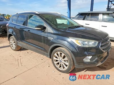 Czwarte zdjęcie samochodu z boku: 2017 FORD ESCAPE TITANIUM VIN:1FMCU9JD9HUD63548 - miniatura