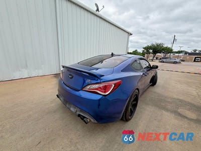 Czwarte zdjęcie samochodu z boku: 2016 HYUNDAI GENESIS COUPE 3.8 R-SPEC VIN:KMHHU6KJ0GU136658 - miniatura