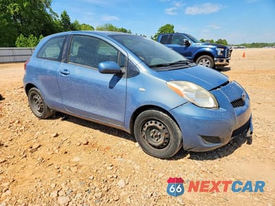 Czwarte zdjęcie samochodu z boku: 2010 TOYOTA YARIS BASE VIN:JTDJT4K35A5303239 - miniatura