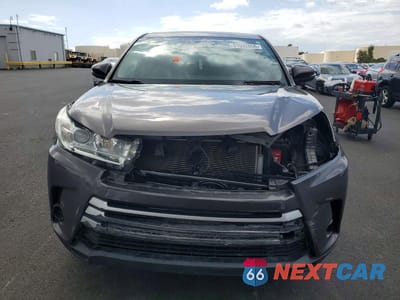 Piąte zdjęcie samochodu w środku: 2018 TOYOTA HIGHLANDER LE VIN:5TDZARFHXJS036430 - miniatura