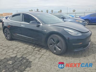 Czwarte zdjęcie samochodu z boku: 2018 TESLA MODEL 3 VIN:5YJ3E1EB0JF068073 - miniatura