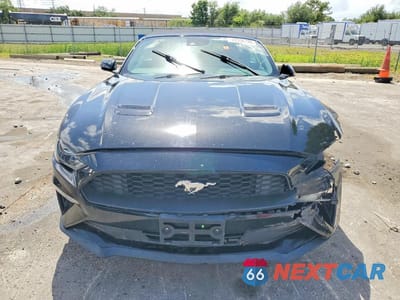 Piąte zdjęcie samochodu w środku: 2022 FORD MUSTANG VIN:1FATP8UH6N5107979 - miniatura