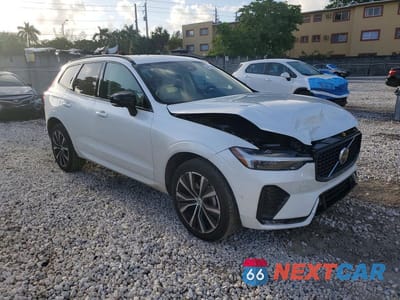 Czwarte zdjęcie samochodu z boku: 2025 VOLVO XC60 PLUS VIN:YV4M12RC8S1068032 - miniatura