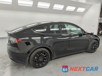 Trzecie zdjęcie samochodu z tyłu: 2021 TESLA MODEL Y VIN:5YJYGAEE6MF201613 - miniatura