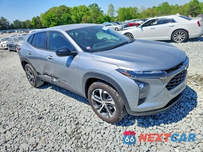 Czwarte zdjęcie samochodu z boku: 2025 CHEVROLET TRAX 1RS VIN:KL77LGEP7SC322072 - miniatura