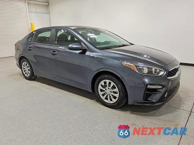 Czwarte zdjęcie samochodu z boku: 2021 KIA FORTE FE VIN:3KPF24AD5ME311627 - miniatura
