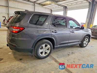 Trzecie zdjęcie samochodu z tyłu: 2023 HONDA PILOT LX VIN:5FNYG2H24PB010705 - miniatura