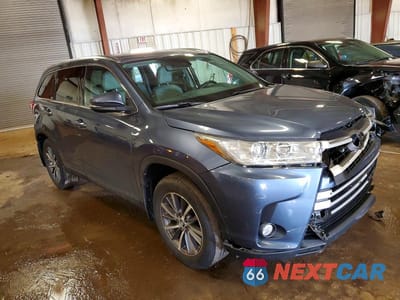 Czwarte zdjęcie samochodu z boku: 2019 TOYOTA HIGHLANDER XLE VIN:5TDJZRFH4KS917700 - miniatura