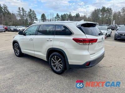 Trzecie zdjęcie samochodu z tyłu: 2018 TOYOTA HIGHLANDER XLE VIN:5TDJZRFH7JS537362 - miniatura