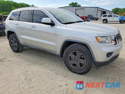 Czwarte zdjęcie samochodu z boku: 2012 JEEP GRAND CHEROKEE LAREDO VIN:1C4RJFAG0CC106860 - miniatura