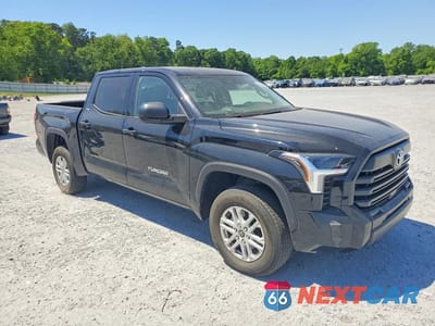 Czwarte zdjęcie samochodu z boku: 2024 TOYOTA TUNDRA SR5 VIN:5TFLA5DB8RX173580 - miniatura