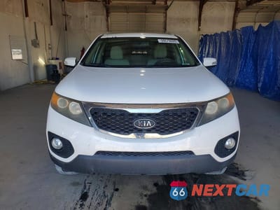 Piąte zdjęcie samochodu w środku: 2011 KIA SORENTO LX VIN:5XYKT4A13BG042948 - miniatura