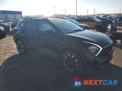 Czwarte zdjęcie samochodu z boku: 2023 KIA SPORTAGE PLUG-IN HYBRID X-LINE VIN:KNDPYDAH3P7098199 - miniatura