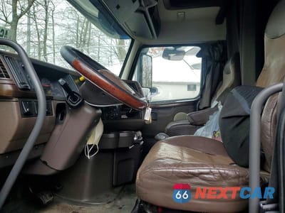 Piąte zdjęcie samochodu w środku: 2018 VOLVO VN VNL - SEMI TRUCK VIN:4V4NC9EH0JN996005 - miniatura
