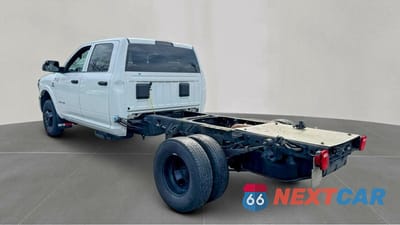 Trzecie zdjęcie samochodu z tyłu: 2022 RAM 3500 VIN:3C7WRTCL6NG246032 - miniatura