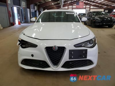 Piąte zdjęcie samochodu w środku: 2018 ALFA ROMEO GIULIA TI VIN:ZARFAECN6J7581451 - miniatura