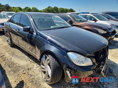 Czwarte zdjęcie samochodu z boku: 2014 MERCEDES-BENZ C 300 4MATIC VIN:WDDGF8AB6ER317575 - miniatura