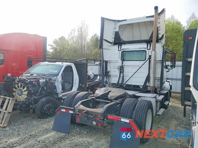 Czwarte zdjęcie samochodu z boku: 2018 VOLVO VNL SEMI TRUCK VIN:4V4N39TG7JN988235 - miniatura