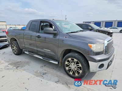 Czwarte zdjęcie samochodu z boku: 2013 TOYOTA TUNDRA GRADE VIN:5TFRM5F16DX061682 - miniatura
