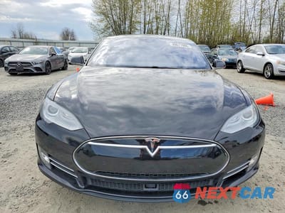Piąte zdjęcie samochodu w środku: 2015 TESLA MODEL S VIN:5YJSA1E23FF116082 - miniatura