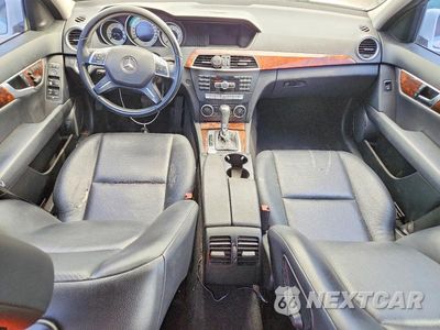Zdjęcie 8 z 13 samochodu: 2014 MERCEDES-BENZ C 250 VIN:WDDGF4HB9EG257060 - miniatura