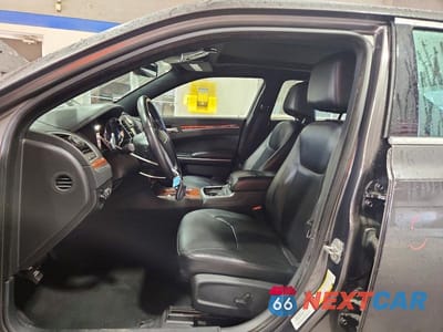 Zdjęcie 7 z 12 samochodu: 2013 CHRYSLER 300 VIN:2C3CCAAG8DH710078 - miniatura