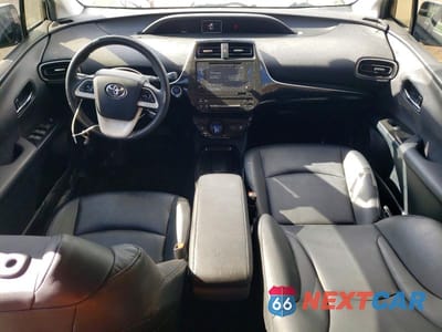 Zdjęcie 8 z 13 samochodu: 2017 TOYOTA PRIUS FOUR VIN:JTDKARFU2H3035914 - miniatura