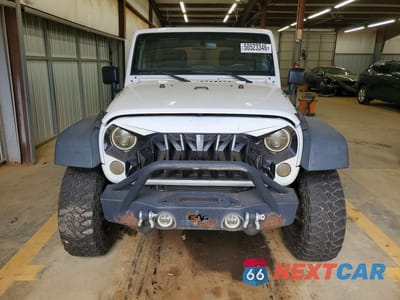 Piąte zdjęcie samochodu w środku: 2017 JEEP WRANGLER UNLIMITED SPORT VIN:1C4BJWDGXHL524542 - miniatura