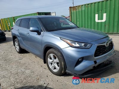 Czwarte zdjęcie samochodu z boku: 2020 TOYOTA HIGHLANDER LE VIN:5TDBZRBH7LS035903 - miniatura