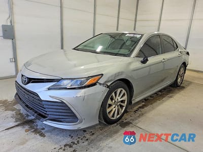 2021 TOYOTA CAMRY LE 4T1C11AK8MU436184 - główne zdjęcie licytacji z USA - miniatura