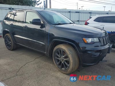 Czwarte zdjęcie samochodu z boku: 2019 JEEP GRAND CHEROKEE LAREDO VIN:1C4RJFAG8KC561809 - miniatura