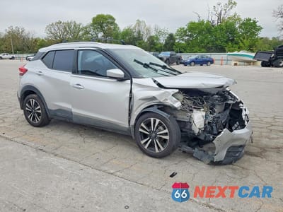 Czwarte zdjęcie samochodu z boku: 2018 NISSAN KICKS SV VIN:3N1CP5CU1JL509140 - miniatura